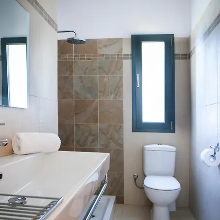 Lourdata Sleeps 6 Pool Wifi וילה
