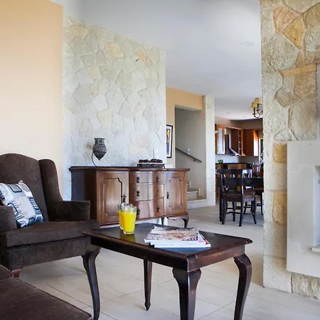Lourdata Sleeps 6 Pool Wifi וילה