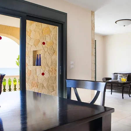 Lourdata Sleeps 6 Pool Wifi וילה לואורדטה