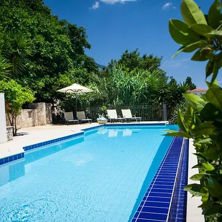 Lourdata Sleeps 6 Pool Wifi וילה