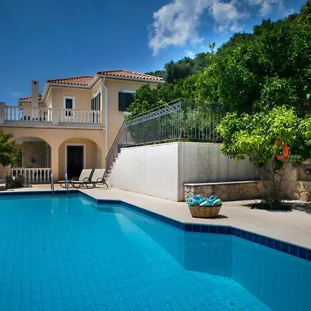 Lourdata Sleeps 6 Pool Wifi וילה