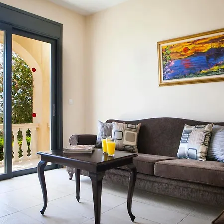 Lourdata Sleeps 6 Pool Wifi וילה לואורדטה